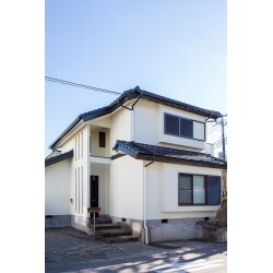 10年間空き家だったため、老朽箇所もあり、全面リフォームを検討されておりました。既存の建具や住設を再利用できる面はそのまま使いコストを抑えつつ、リフォームすべき点を見極め、プランをご提案させていただきました。