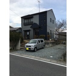 軽量の金属サイディングを既存の壁に重ね張りしました。ネイビーのアクセントが効いて、新築のように外装が一新しました。