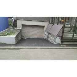 凍上して凸凹になった地下車庫への通路のコンクリートを剥がしてアスファルト舗装をしました。