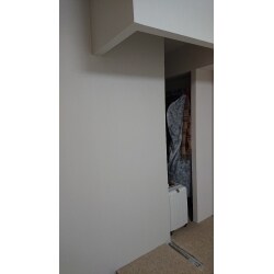 ご覧に通り本棚やクローゼットのスペースが無くなり、奥の収納スペースだけになり部屋が広く使えるようになった。