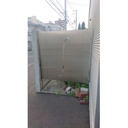 外れていた門が、きれいに修理され取り付けられた。
