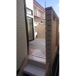 木製のバルコニーが完成した。庭に出やすく、プライバシーが確保され視界を遮ることが出来、洗濯物も干しやすいバルコニーとなった。