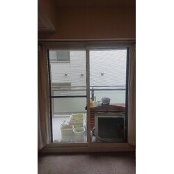 断熱も気密も弱くなっている内窓が取り換えによって、性能を取りもどした。