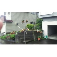 手すり2ヶ所の取り付けと、基礎周りの塗装