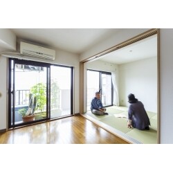 リビング隣の2部屋をつなげ広い畳コーナーでくつろぎ空間を演出