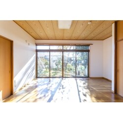 白と茶を基調としたナチュラルテイストな雰囲気でリフォームしました。リビングからトイレまですべての窓をペアガラスに交換することで、お客様のお困りだった隙間風を防止し、断熱性を向上させました。また屋根や外壁の塗装や、玄関まわりを含めたエクステリアも新しく設計施工して全体的なリフォームを行いました。一方で、キッチンや二階洗面は既存のものを流用し、壁紙や天井、床などの内装に絞って手を加えることで、コストを削減して予算内に収めつつ、住みやすい快適な住まいへリフォームできました。