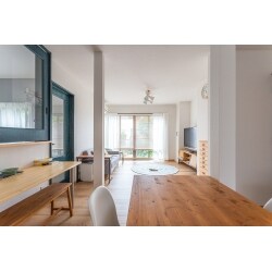 ご実家への転居をきっかけに、戸建てのスケルトンリフォームを行いました。１階、2階ともに階段以外は間取りを大きく変更、それによって浴室は以前よりも広くなり、キッチンも、今までの壁付けタイプから対面へと変更し、開放的な空間となりました。
「できるだけコストは押さえたい…でも直したい所もたくさんある…。」とお困りのお客様。費用対効果や工事範囲の区切り、ご希望の優先順位などを踏まえて、お打ち合わせを重ねてプランとお見積もりのご提案を致しました。水回り設備は、お施主様にショールームへ足を運んでいただき、実物を見て決めて頂きました。