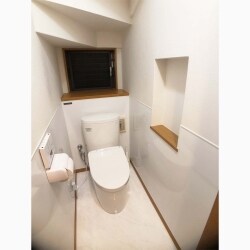 お住まいの1階、2階のトイレリフォームをしました。
1階は、TOTO レストパルEX、2階はTOTO GG1 ワンデーリモデルで交換しました。
TOTOのワンデーリモデルで別途手洗い器の設置をしたことで、内装含め1日で工事を終えられました。
1階2階ともに腰高までの壁と床は、タカラスタンダードのホーローパネルを全周張っています。汚れがふき取りやすく、傷にも強い、マグネットなども自由に付けられる優れものです♩