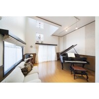 ステンドグラスが光を招き、床暖房で温まるリビングへ。