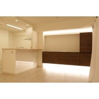 白のインテリアとこだわりの照明で、ホテルのような住まいに!