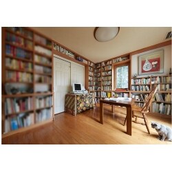 雰囲気にあわせた本棚をつくり、家族の本を集約したいとのこと。収納量を重視しつつ、お手持ちの蔵書を「見せる」ための本棚をデザイン。本を入れるだけで絵になるホームライブラリー。