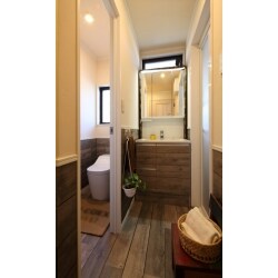 床～腰壁にフロアタイルを採用。洗面台の扉にも同じフロアタイルを貼る事で一体感がありオリジナルな空間へ。