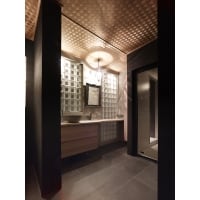 多様な素材が調和を奏でるサニタリー空間