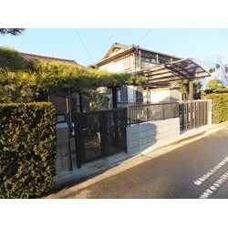 床下・壁・天井には断熱材を施し、木枠の窓による侵入風を防ぐため窓はペアガラスのアルミサッシに交換。
キッチンは間取り変更と移動で暖かいＬＤＫへと変更しました。
また、改装部分は全室バリアフリーと奥様の使い勝手に合わせた手摺を取付け、玄関の段差は踏み台を造作し高い1段から負担を軽減できる様2段で上がるようにしました。 