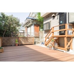 崖地の巨大ウッドデッキ