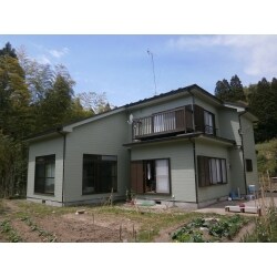 『初回が水廻りでした。二回目が内装、今回は三回目の依頼ですが、信用しているので』と嬉しいお言葉。
ご要望の明るい色に塗装いたしましたが見違えて綺麗になりました。
既存のコロニアル屋根に野地板を敷き、ルーフィングで覆った後ガルバリュウムの屋根材を重葺きして屋根周りは対処。
ガルバリュウムの屋根材の為、雪止めも取り付けました。