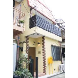 お部屋ごとのルームカラーがある女性限定のシェアハウスです。
オーナー様が女性ということもあり、全室とても可愛らしいお部屋となっています。
ベットはすべてロフトタイプ。
 家具家電から机や椅子も備えてあり、ロフト下にも収納力もある部屋なので、家具家電のことは気にすることなくご入居できます。
なんと、洗濯かごや寝具までそろっています。

 共用部分も明るく過ごしやすい空間になっています！