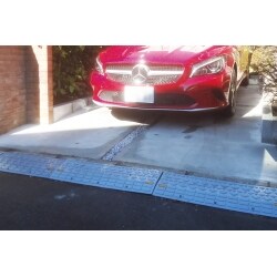 コンクリートの面を6つに分け、ひび割れを防止。車が引き立つシンプルなデザインを取り入れました！