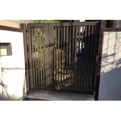 古くなり傷んだ門扉とステップをリニュアル。