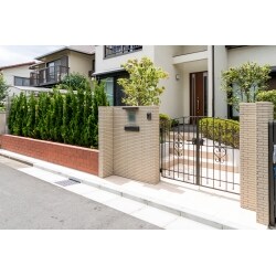 3.11の震災被害への自治体の道路復旧に合せたエクステリアリフォームです。