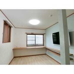 壁紙をおしゃれにした書斎を兼ねた部屋造り