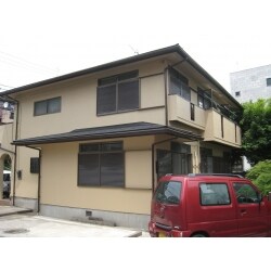 長寿命塗料による外壁塗装と雨音が静かな屋根材の重ね葺き