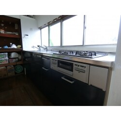 受け継ぐことになったご実家へ居を移すための住まいの機能改善リフォームです。