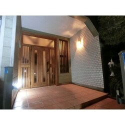 傷み等が目立ってきた築40年の戸建住宅。
今回は使用頻度が高く、傷み・劣化の目立つトイレと玄関まわりのリフォームを行いました。