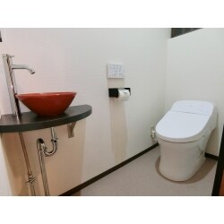 手洗器を和モダンなものにした快適なトイレルームです。