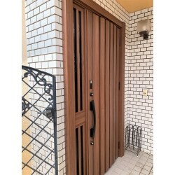戸建て住宅の玄関扉を1日で交換。
短時間で交換できるからいただくお時間も少なくて済みます。