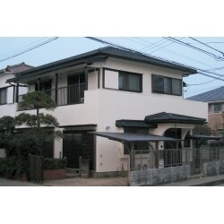 傷みや劣化の激しい戸建て住宅を、予算を抑えたリフォームで一新。