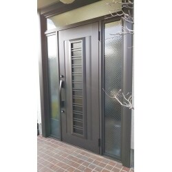 重い木製扉を最新の玄関扉へ1日で交換した玄関リフォームです。