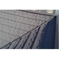 台風被害で壊れた屋根を高級感のあるガルバリウム鋼鈑屋根に葺き替え、併せて外壁も耐候性の高い塗料で塗り替えた外回りリフォームです。