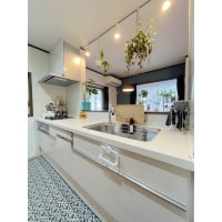 グリーンが映えるオープンキッチンリフォーム