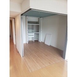 約6帖の和室の畳をフローリングへ変更。リビングと繋がっている部分には、L型上吊り引き戸を設置しました。
また、和室を含む全体(3LDK)のクロスの張り替えもしました。