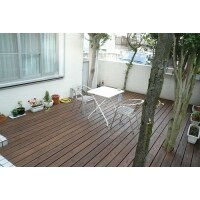 自然に囲まれたウッドデッキ