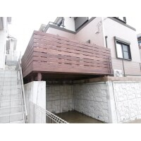 駐車場の上にウッドデッキを新設