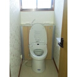 リクシル製ベーシアPita。収納スペースが付いたことで、お掃除用品やトイレットペーパーの予備など、隠しながら収納でき、スッキリとおしゃれで便利なトイレになりました。