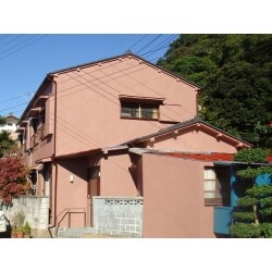 施工後の写真です。補修し、屋根と外壁、その他の外部全塗装を行いました。色の雰囲気も変えてきれいにお化粧直ししました。