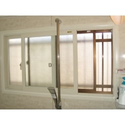 住宅エコポイントの対象となる施工のひとつ、浴室の工事で、寒さ・結露・遮音の効果をもつ、リクシル製インプラス複層ガラスを入れた施工後の写真です。