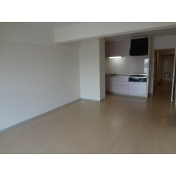 築３０年以上のマンションフルリフォーム床張替え
各設備、内装、建具の交換。

配管類も経年劣化していましたので、
今後の安心の為、給水管・給湯管を敷設いたしました。
さらに、今まで無かったお風呂に追い炊き管を通しました。