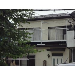 既存屋根が経年劣化の為、塗装しても剥がれてくる可能性があり、断熱使用で軽いガルバリウム鋼板を上葺きしました。
外壁はシリコン素材の塗料でお色直し。