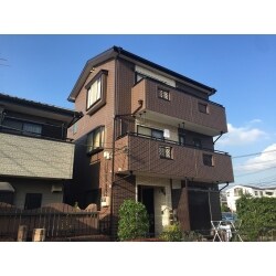レンガ調サイディングの目地を残した２色塗りの塗装をしました。
サイディングが反ってしまっている箇所は張替えではなく、
割れないように丁寧にビス留めを行い、塗装いたしました。