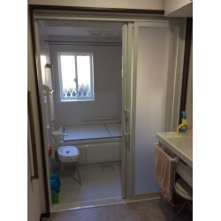 新しくなったユニットバス　解体前のユニットバスと大きく違うのは入口ドアの開口です、介護付き添いも可能な広い開口（620ｍｍ→850ｍｍ）です。
また断熱対策でジャロジー窓から断熱ペアガラスに変更、コストを下げる為既存サッシ枠を取らずカバー工法で取付しました。
浴槽、フタも断熱タイプ、壁、天井、床も断熱採用し暖かい浴室にしました。
