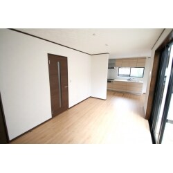 今回施工させて頂きましたお客様は中古の物件を購入し、お引越し前にリフォームをされました。
主な工事内容はユニットバス、化粧台、トイレ、キッチンの水廻りのリフォームと床や建具の木工事、内装工事
外壁・屋根の塗装工事です。
