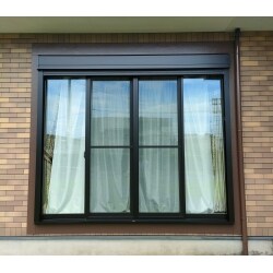 シャッターの不具合もあった為、サッシを丸ごと交換しました。
外壁の補修や塗装も行い、きれいに収まりました。