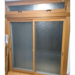和室の掃き出し窓に内窓を設置しました。
断熱・気密・防音など性能が向上し冬も温かです。
内窓にシートを貼ることも可能です。