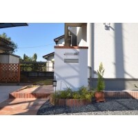 レンガと乱形石できれいなアプローチ