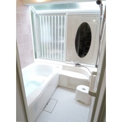 出窓部分を利用して、0.75坪から1坪サイズに大きくなりました。基礎を作る必要がないので、予算を抑えてサイズアップが可能です。浴室全体が「フル断熱仕様」になっています。浴槽・風呂蓋・壁・天井・床に断熱材が入っていて、冬でも快適なバスタイムになりました。ベンチ浴槽なので、のんびりと半身浴も楽しめます。