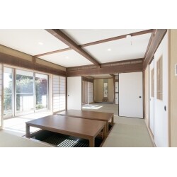 家全体的に梁を見せるようなデザインになりました。長年誰も住んでいなかった為、家全体に傷みが激しく出ていましたが、キレイに直す事ができました。